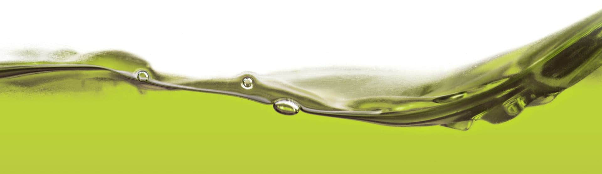 Superficie di un liquido verde con bolle e riflessi, su sfondo bianco.