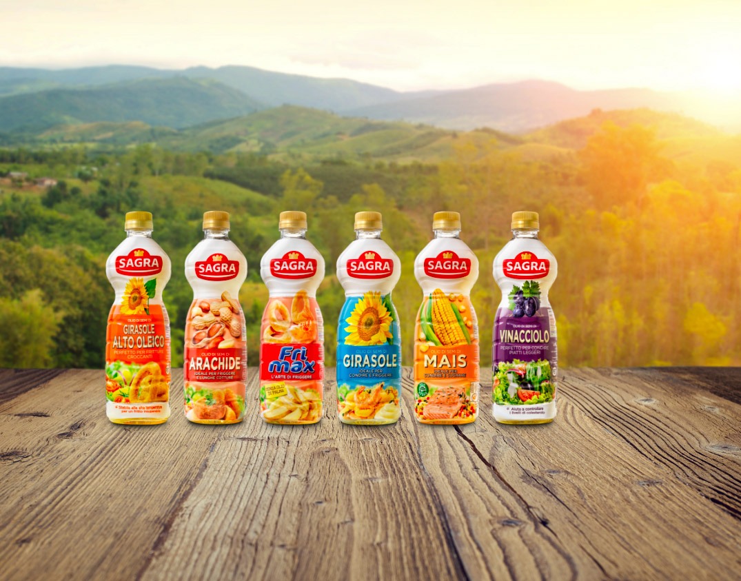Olio SAGRA lancia sul mercato italiano la sua prima bottiglia in r-PET realizzata con il 50% di plastica riciclata per la gamma di oli di semi da litro.
