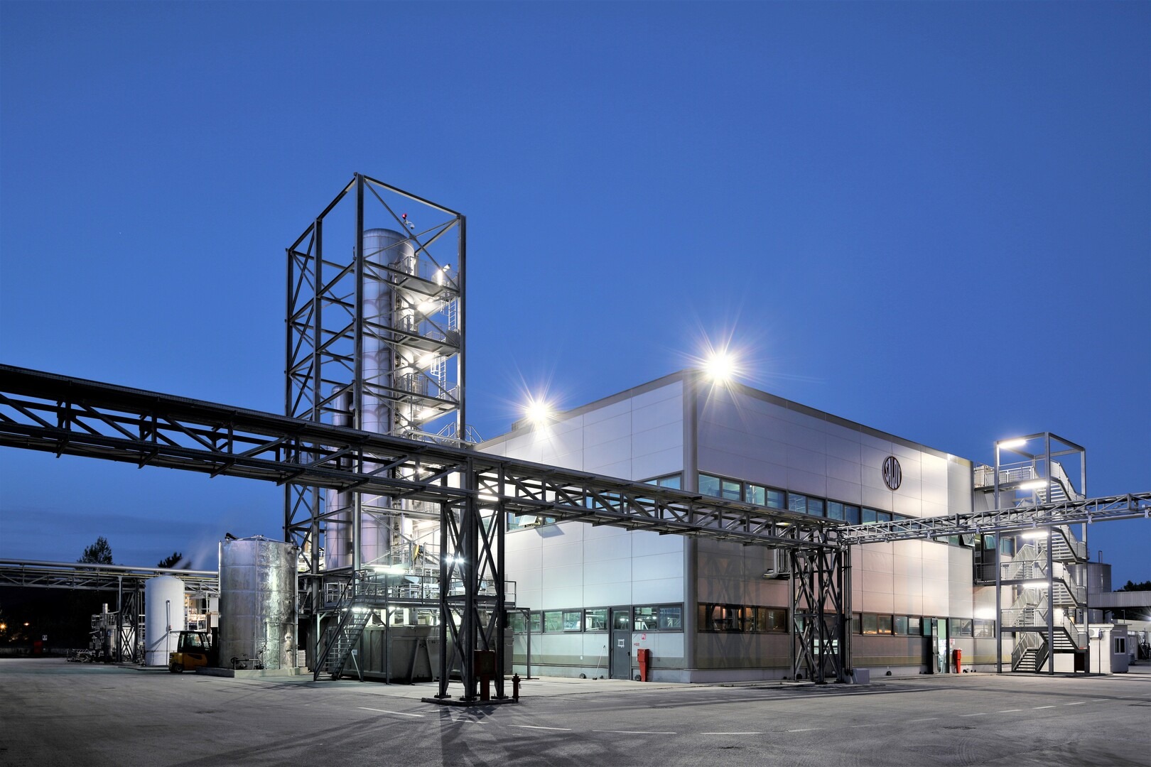 Salov è la prima azienda in Italia a utilizzare il degommaggio enzimatico per la raffinazione dell’olio di arachidi quale standard di processo industriale. Un’alternativa naturale al processo chimico convenzionale: innovativa, sostenibile e capace di rendere l’olio migliore
